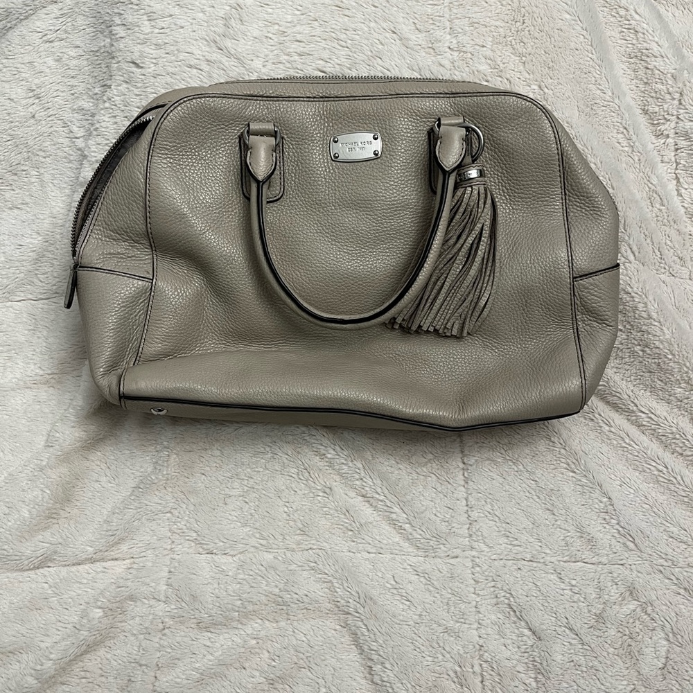 NEW MICHAEL KORS MEDIUM SANDRINE
SATCHEL. Pebble leather. Bisque